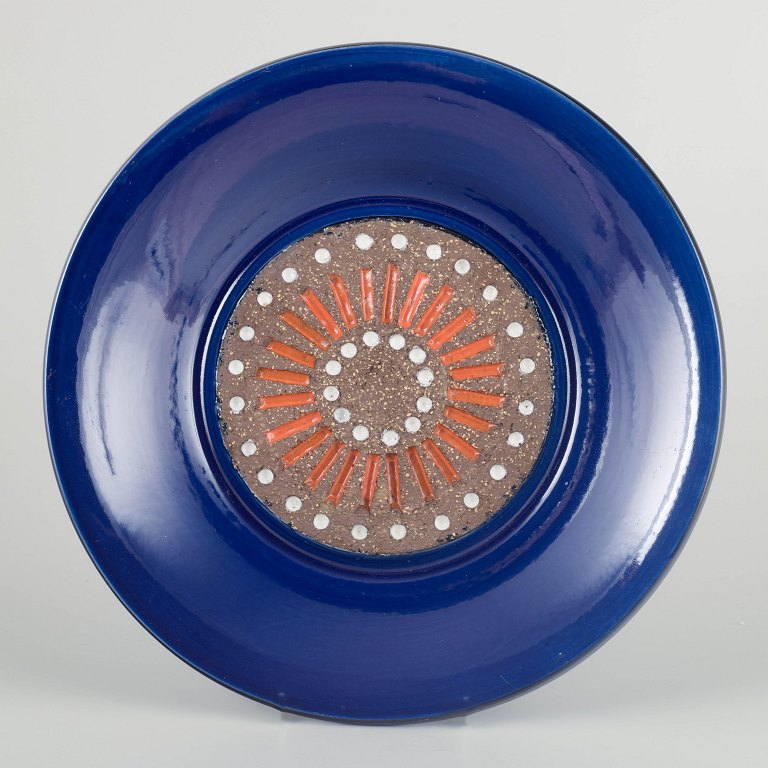 Mari Simmulson for Upsala Ekeby
Large decorative dish, ca. 1960s.