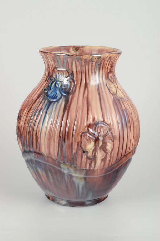 Roskilde Lervarefabrik
Large ceramic vase with relief decoration, 1920s/30s.