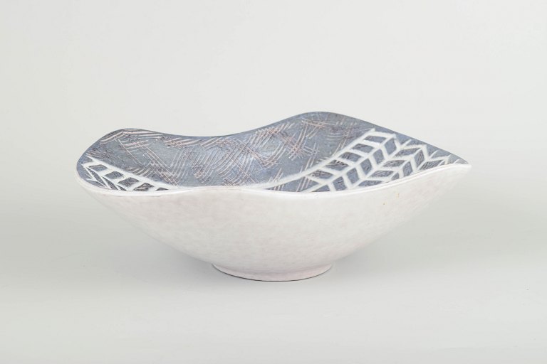 Mari Simmulson for Upsala-Ekeby
Stoneware bowl from the 1960s, “AX” series.
