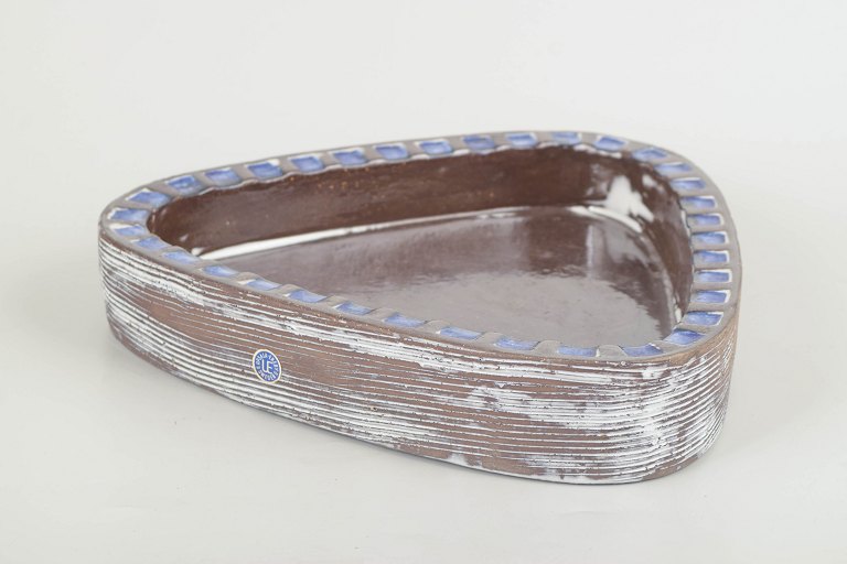 Mari Simmulson for Upsala Ekeby.
Triangular dish, model 4155, 1960s.