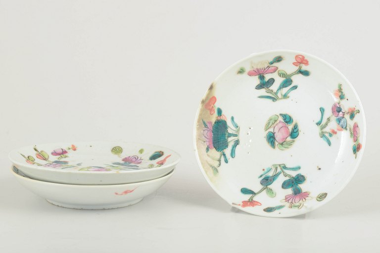 Chinese porcelain plates, 19th century.
