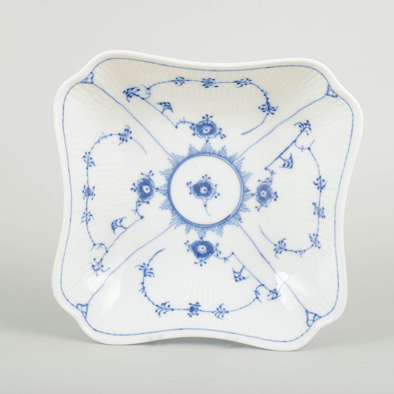 Royal Copenhagenmusselmalet riflet, model 1/26.Firkantet skål, 1980’erne.