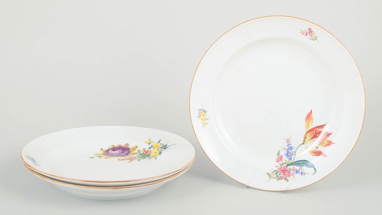 MeissenSet of three dinner plates, 1920s.