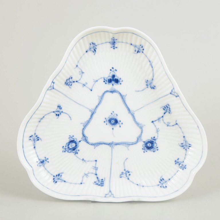 Royal Copenhagen Musselmalet Riflet trekantet fad, 1965.