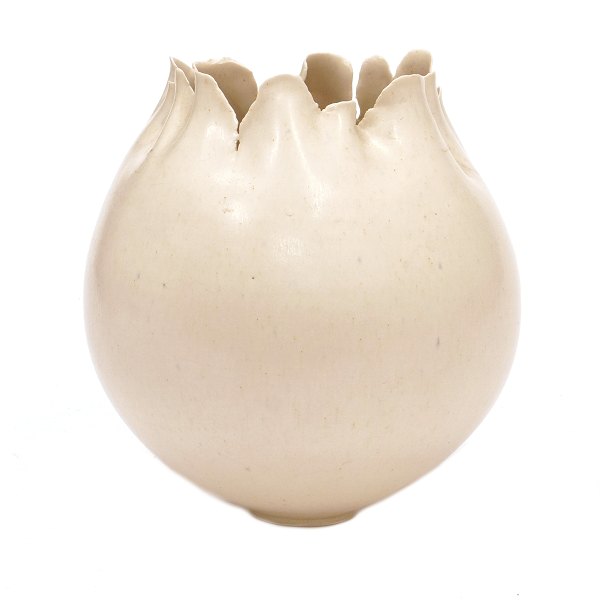 Tove Anderberg vase. Tove Anderberg, 1942-2021, vase udført i keramik med beige glasur. Signeret. H: 17cm. D: 16cm