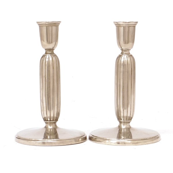 Ein Paar Just Andersen, Dänemark, Art Deco Zinnleuchter. H: 16cm