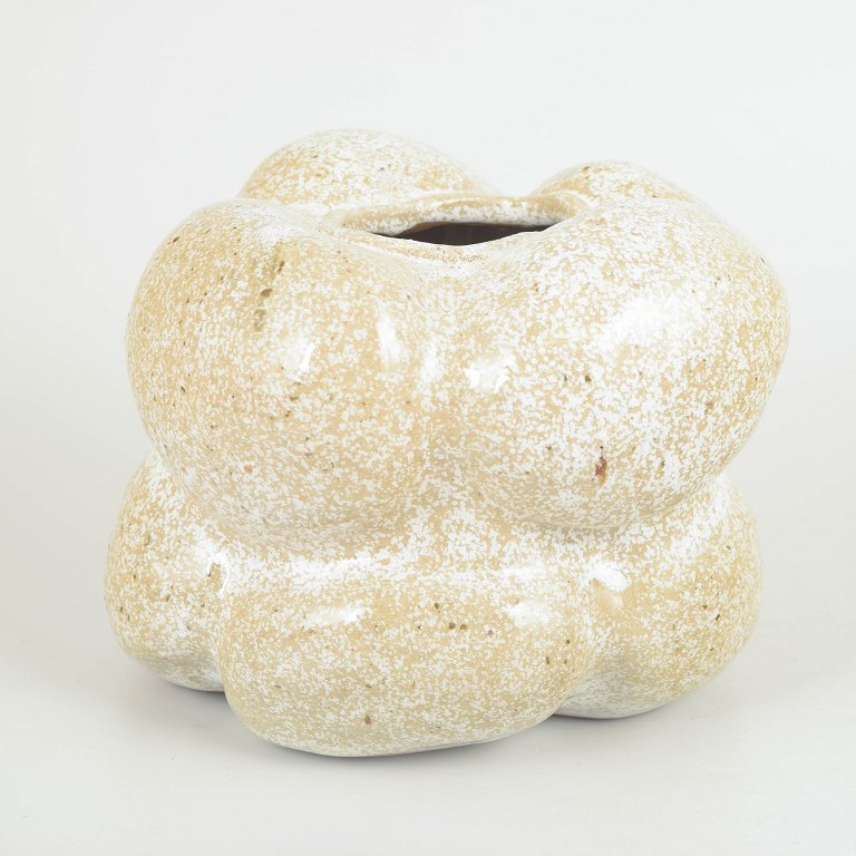 Christina Muff, dansk samtidskeramiker (f. 1971). Unika stentøjsskulptur, organisk formet.