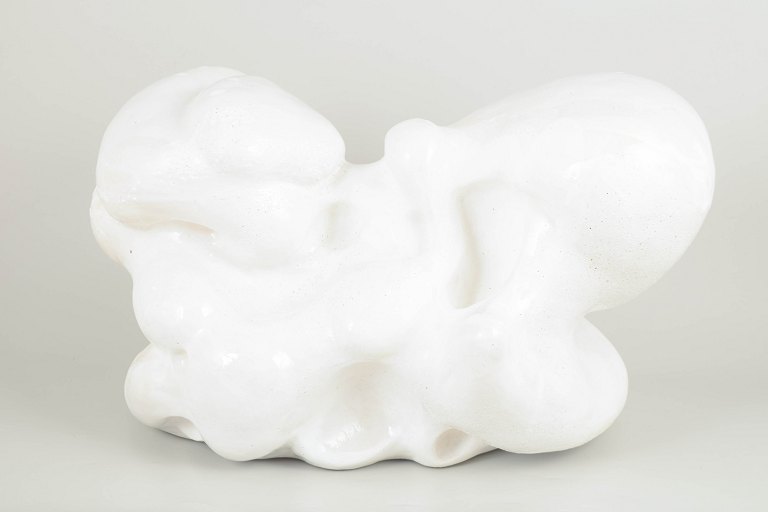 Christina Muff, dansk samtidskeramiker (f. 1971). Unika stentøjsskulptur, organisk formet.