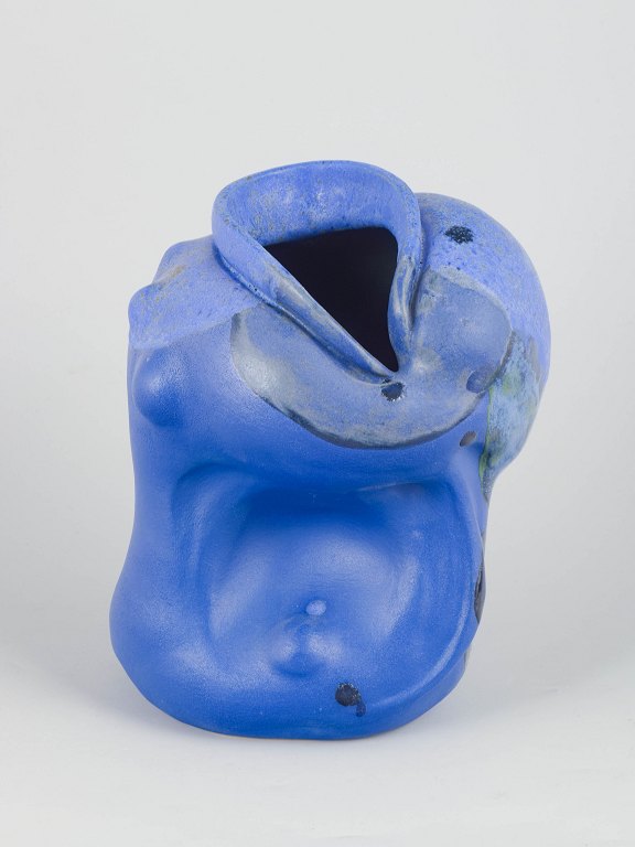 Christina Muff, dansk samtidskeramiker (f. 1971). Unika stentøjsvase, organisk formet.