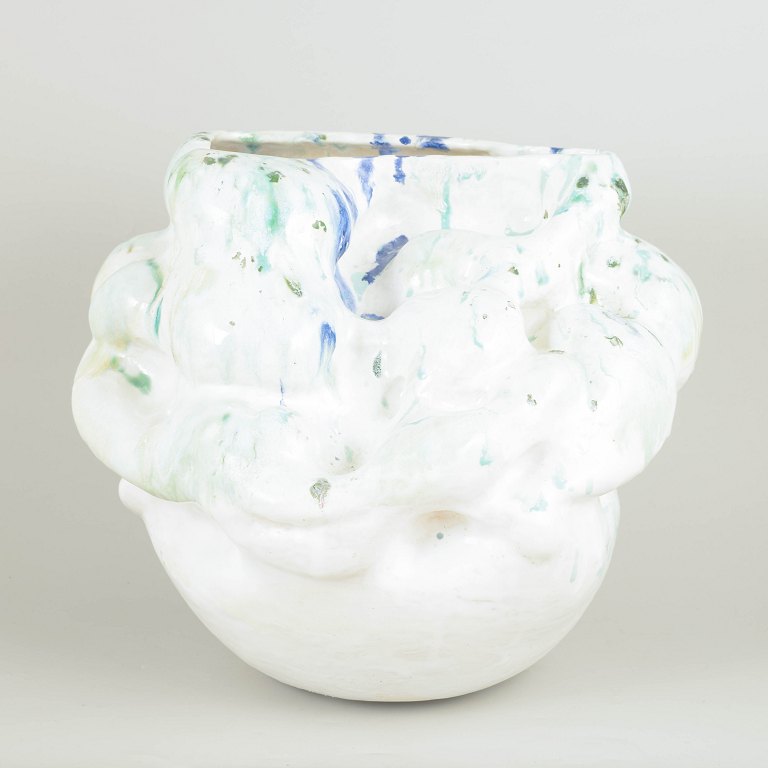 Christina Muff, dansk samtidskeramiker (f. 1971). Stor rund unika stentøjsvase, organisk formet med aflang åbning.