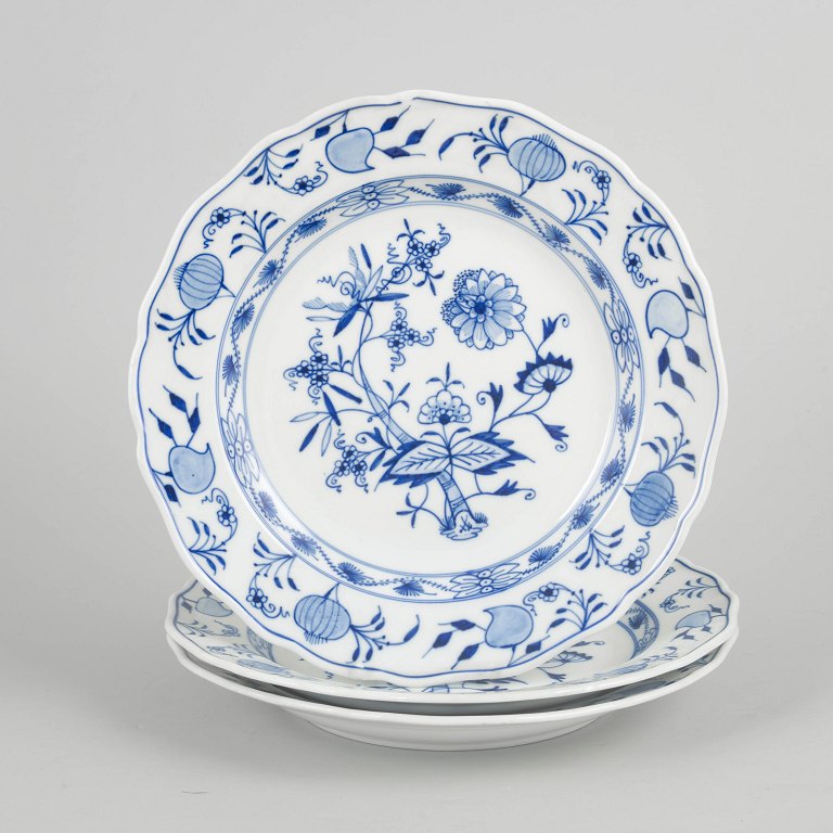 Meissen Blue Onion, set of three dinner plates.