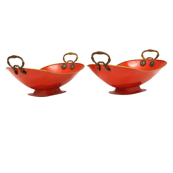 Et par brødbakker i bemalet metal. Danmark ca. år 1840. H hank: 12cm. L: 26cm