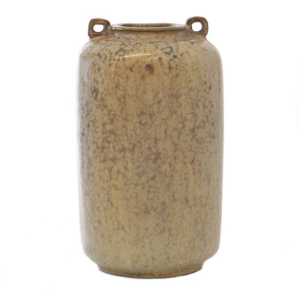 Arne Bang firesidet keramik vase med æggeskalsglasur og to små hanke model 121. Signeret. H: 16cm