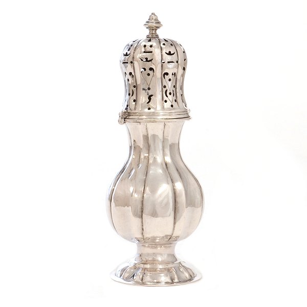 Ligeknækket barok strøbøsse i sølv udført af Detlef Pape, København, dateret 1747. H: 18cm