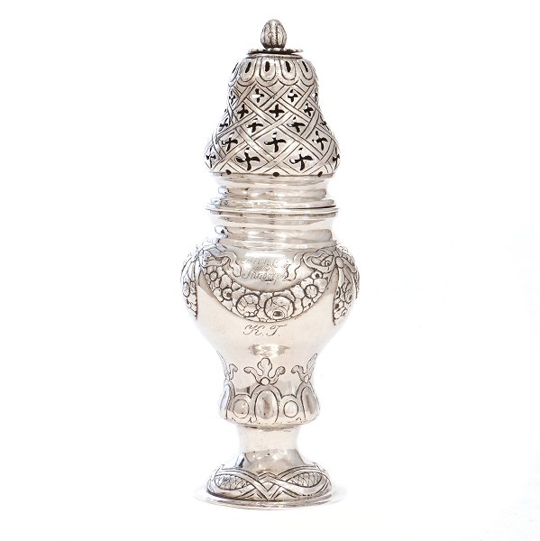 Louis XVI strøbøsse i sølv udført af Christian Hosøe, København, dateret 1778. H: 18,5cm