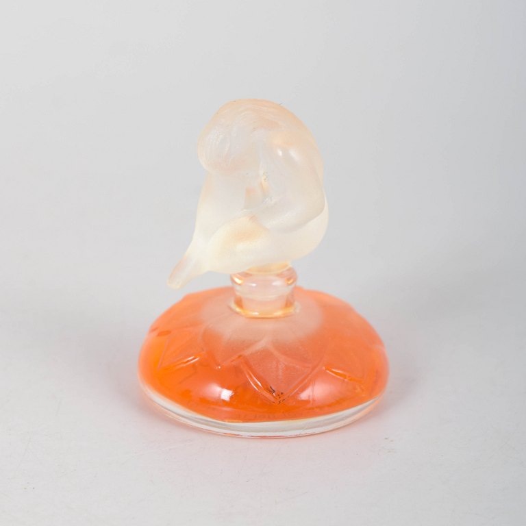 René Lalique, parfumeflakon med nøgen kvindefigur.
