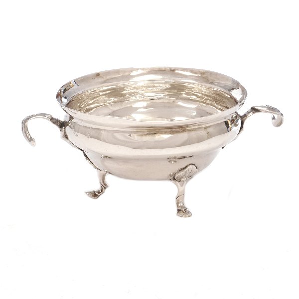 Sukkerskål udført i sølv af Andreas Larsen, København, ca. år 1762. H: 7cm. D eksl hanke: 12,5cm
