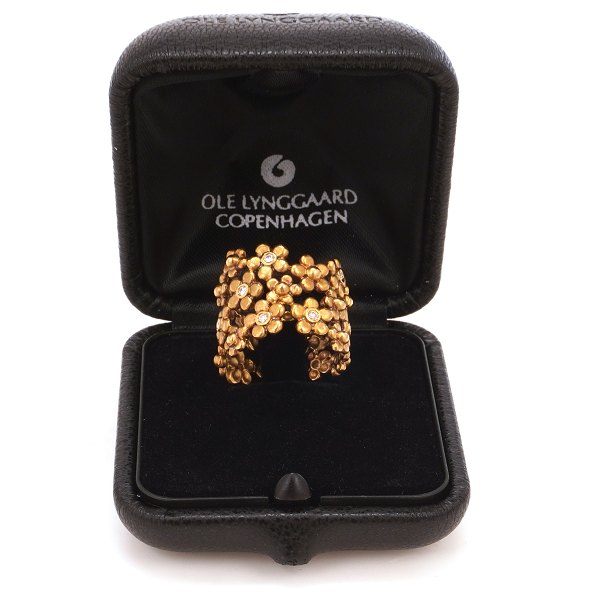Ole Lynggaard bred Hyldeblomst ring i 14kt prydet med 12 brillanter. Ringstr. 57