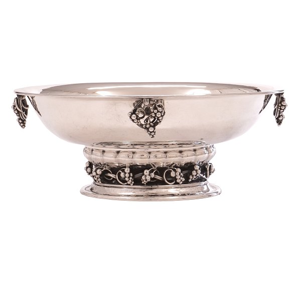 Large Georg Jensen Grape jardiniere in sterling silver #296BH: 10.6 cm. L: 27 cm. W: 913gr